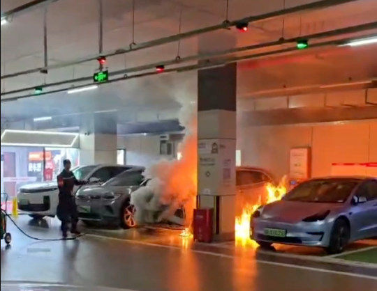 新能源汽车室内充电着火：封闭空间的“隐形杀手”比火更致命